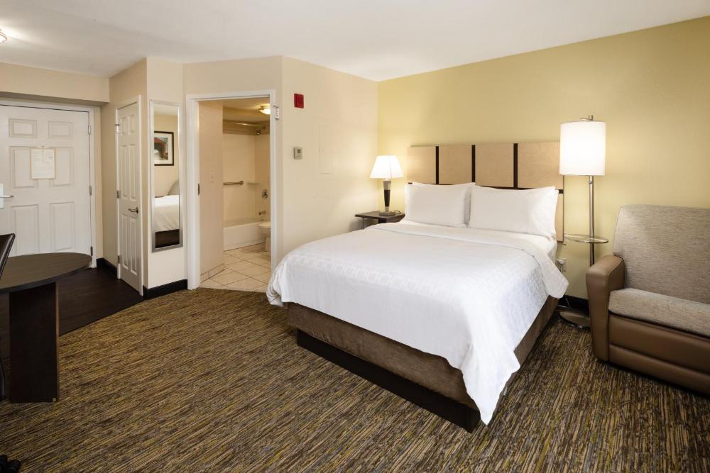 Queen Room with Accessible Transfer Shower - Non-Smoking interior